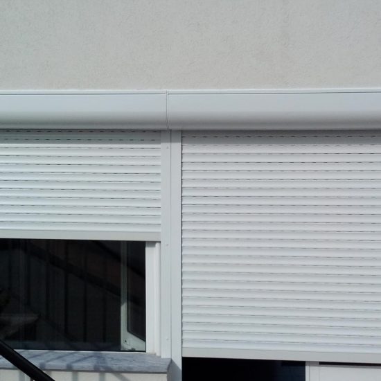 Estore com caixa exterior